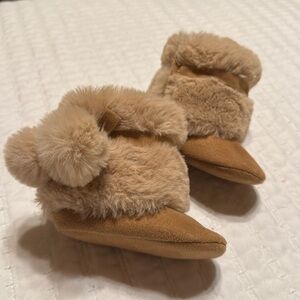 Boots with fur size 6-9 months